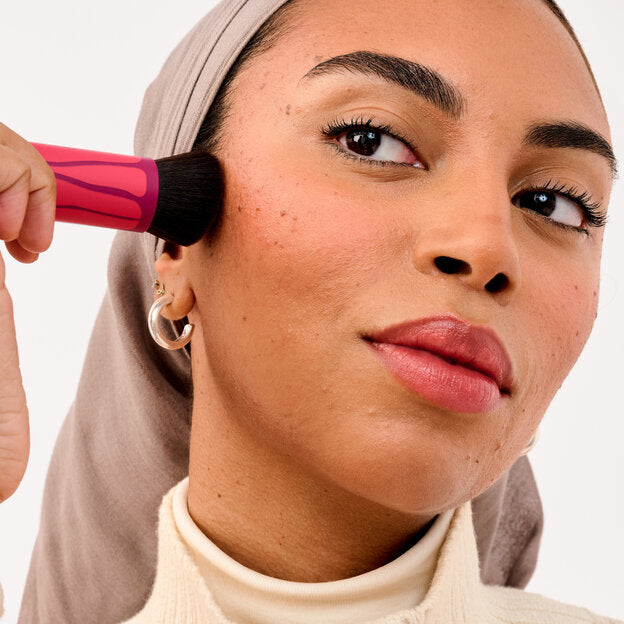 Hoola Wavemaker Bronzing Balm Brush - Benefit