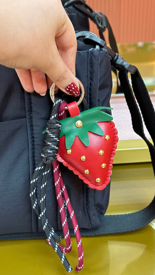 Strawberry in Leather Llavero